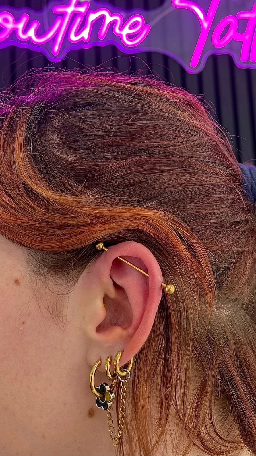 Piercing industrial doré Paris Piercing industrial doré oreille réalisé au studio Showtime Tattoo Paris Châtelet