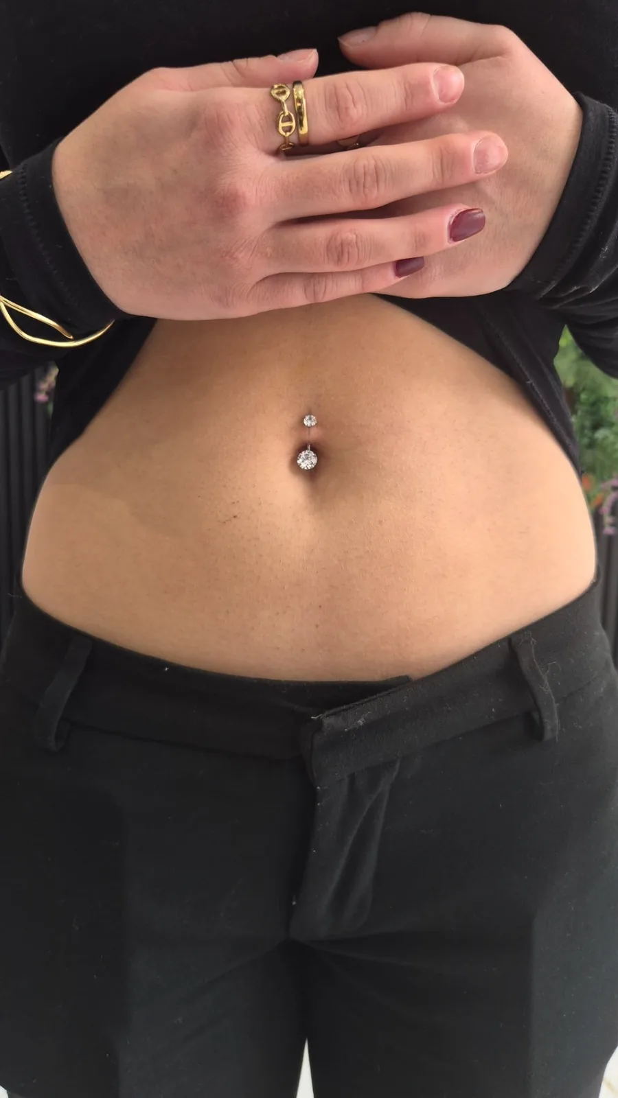 Piercing nombril titane Paris Piercing nombril titane professionnel réalisé chez Showtime Tattoo Paris