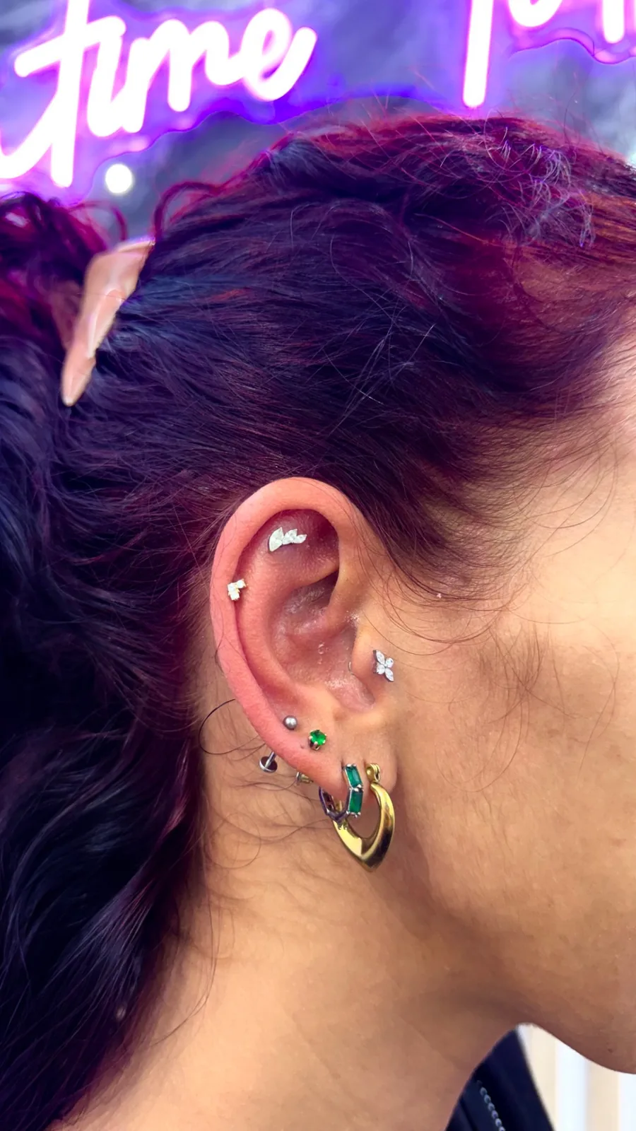 Piercing oreille émeraude Paris Piercing oreille émeraude luxe réalisé au studio Showtime Tattoo Paris Châtelet