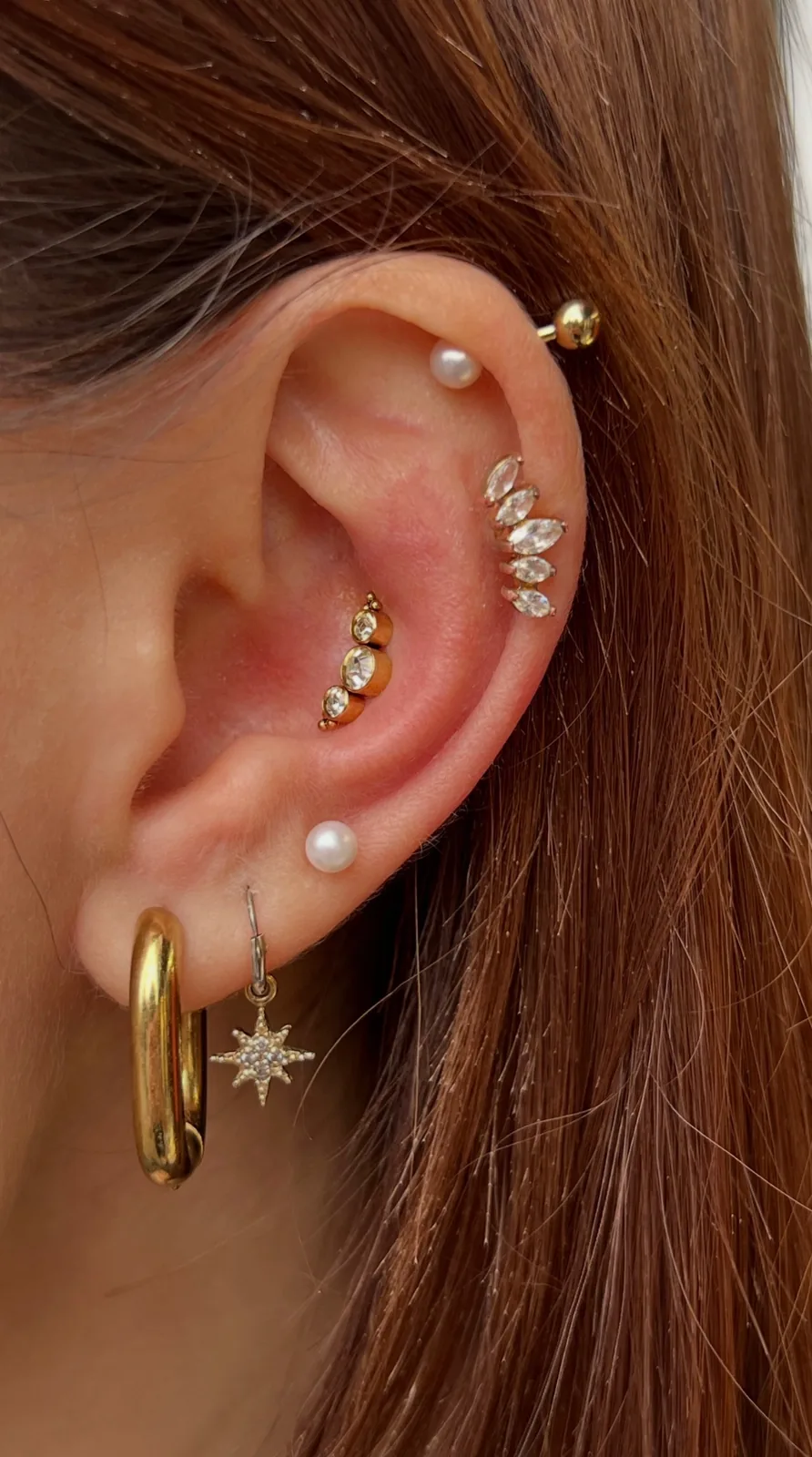 Piercing oreille multiples or Paris Piercing oreille multiples avec bijoux en or titane professionnel Paris Showtime Tattoo