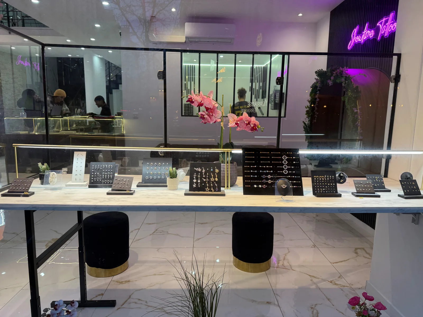 Vitrine bijoux Showtime Tattoo Paris Vitrine bijoux piercing Showtime Tattoo Paris avec collection titane et or