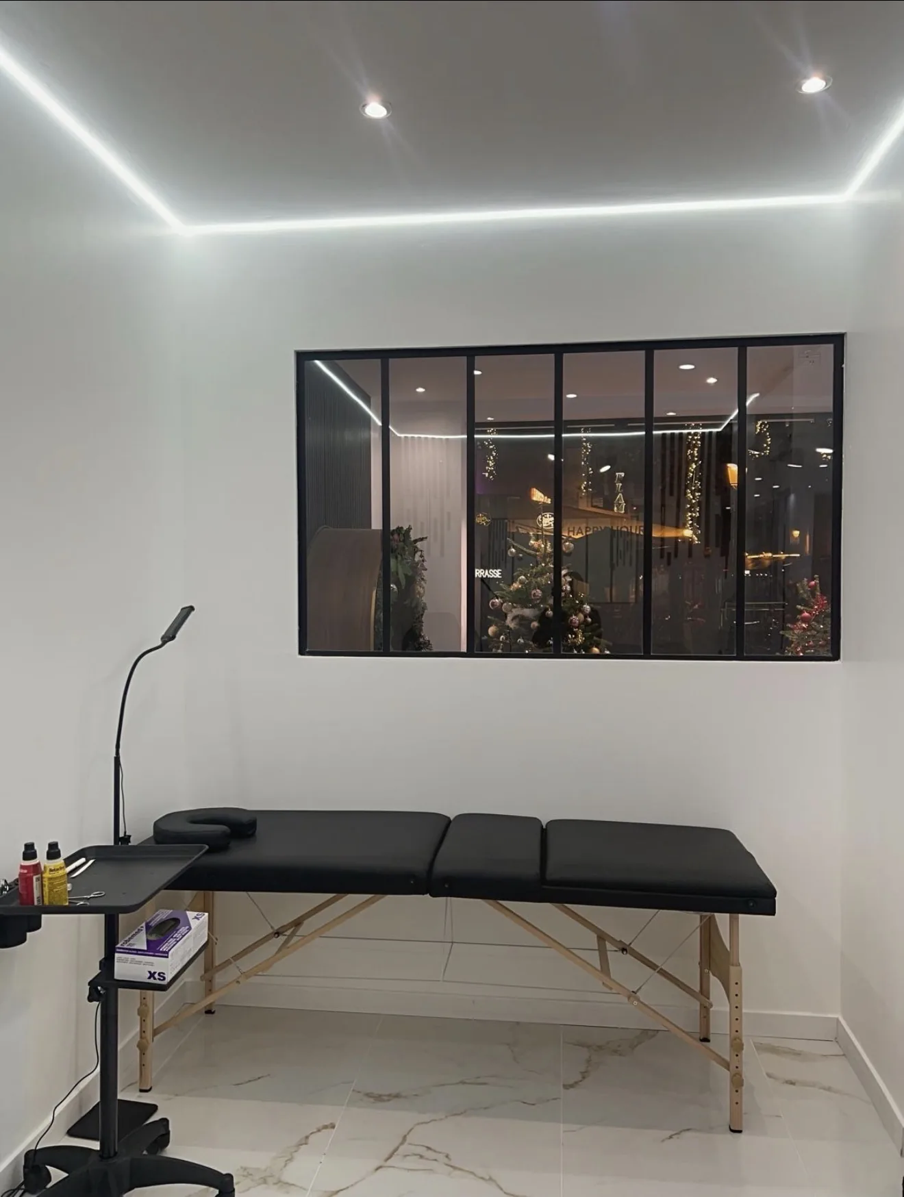 Cabine piercing Showtime Tattoo Paris Cabine piercing professionnelle hygiène Showtime Tattoo Paris avec équipement stérile