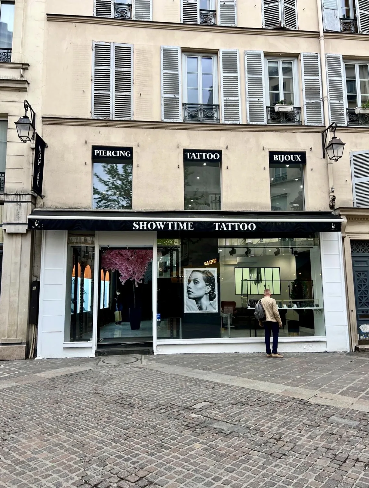 Façade boutique Showtime Tattoo Paris Châtelet Façade boutique Showtime Tattoo Paris Châtelet piercing tatouage bijoux rue Sainte-Opportune