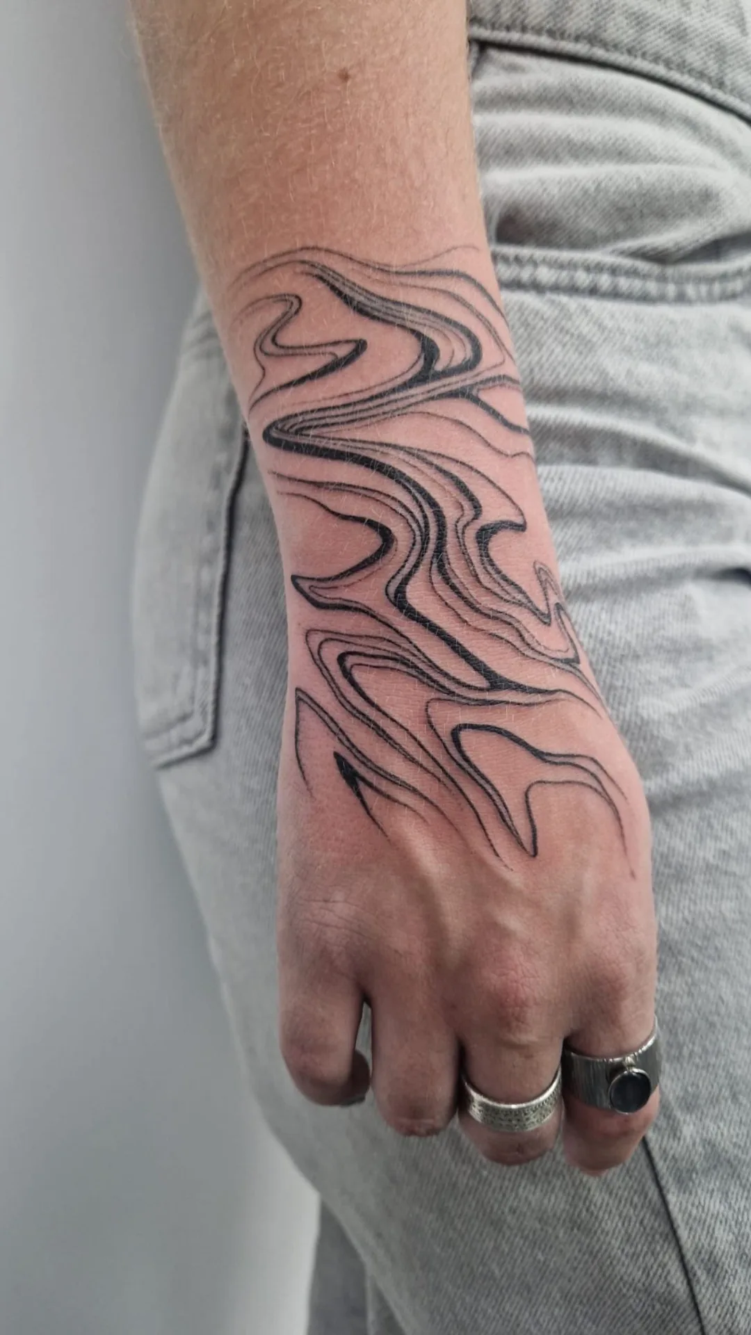 Tatouage abstrait vagues Paris Tatouage abstrait vagues lignes sur avant-bras réalisé au studio Showtime Tattoo Paris Châtelet
