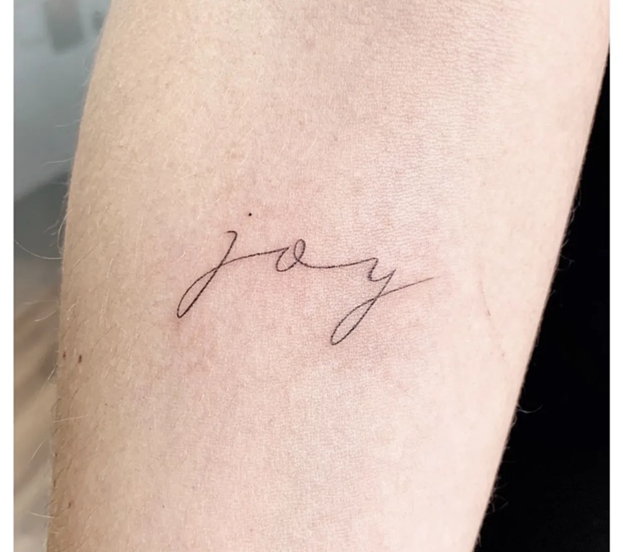 Tatouage lettrage Joy fineline Paris Tatouage lettrage Joy fineline minimaliste très fin réalisé chez Showtime Tattoo Paris Châtelet