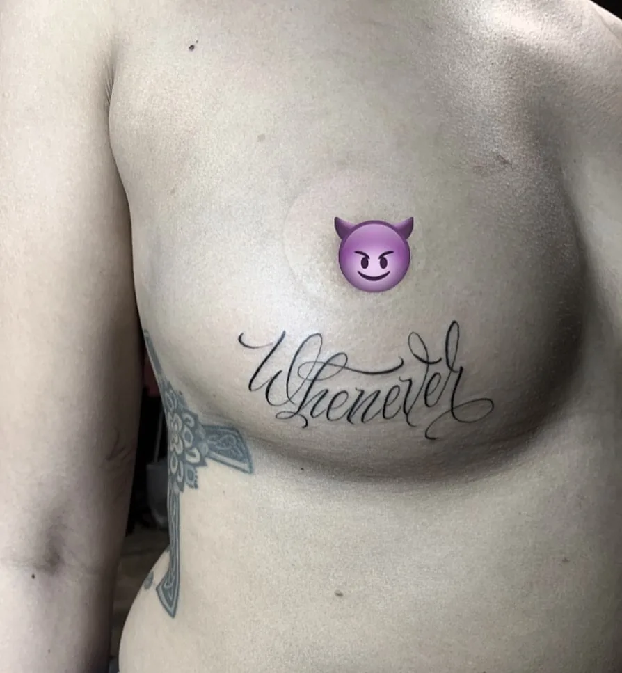 Tatouage lettrage underboob Paris Tatouage lettrage underboob calligraphie élégant réalisé chez Showtime Tattoo Paris professionnel