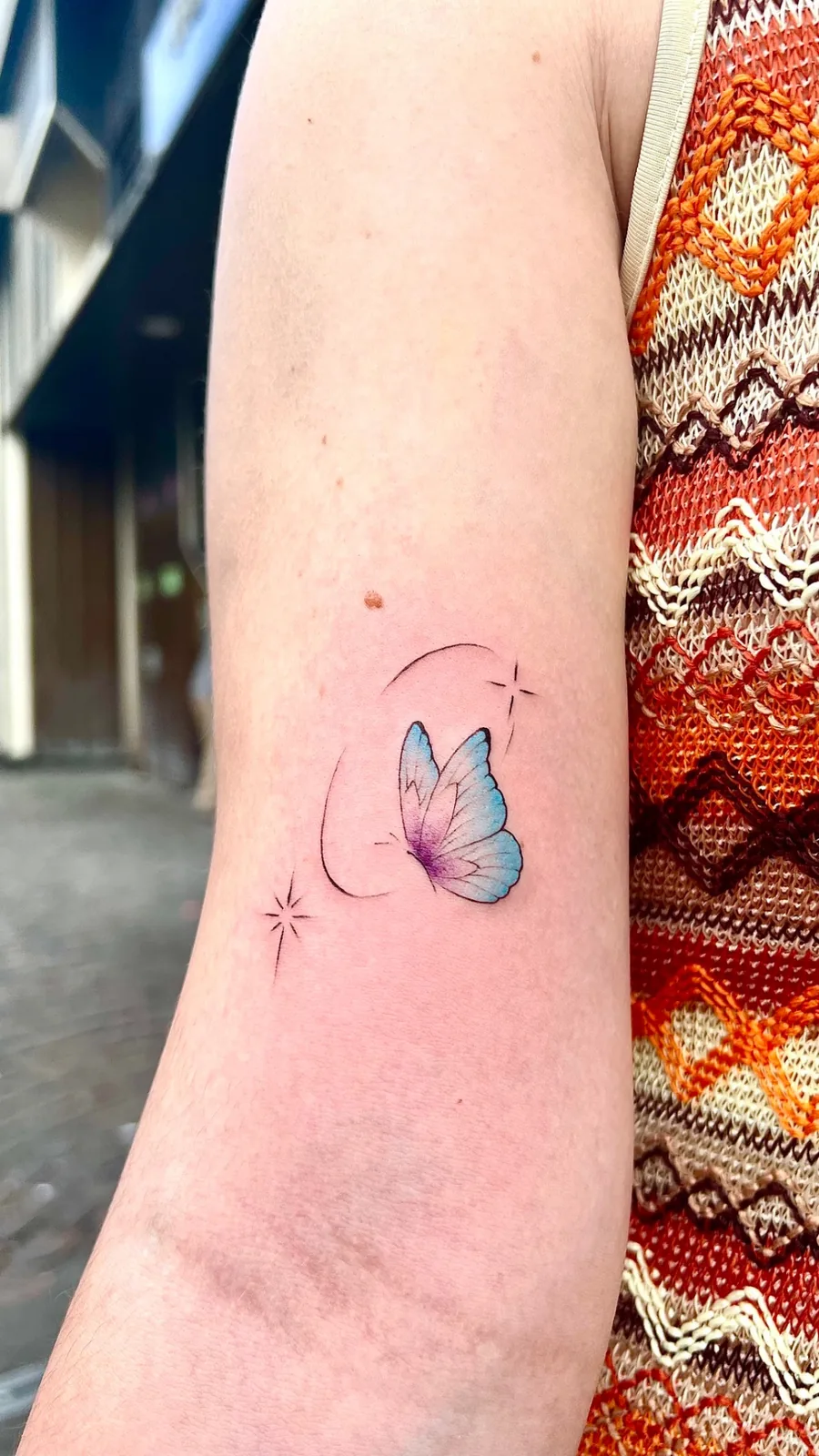 Tatouage papillon aquarelle couleur Paris Tatouage papillon lune aquarelle couleur bleu réalisé chez Showtime Tattoo Paris