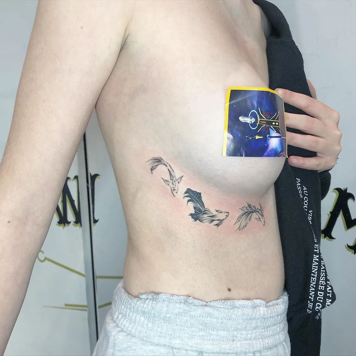 Tatouage poissons koi fineline Paris Tatouage poissons koi fineline sur côtes réalisé au studio Showtime Tattoo Paris Châtelet