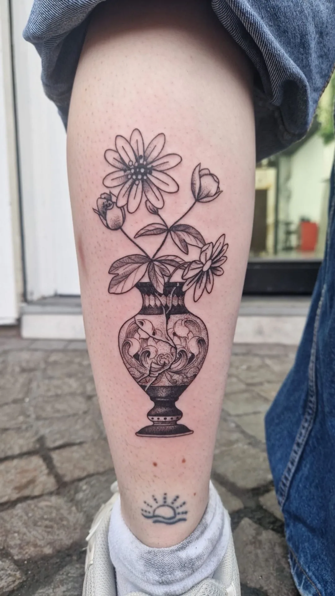 Tatouage vase fleurs blackwork Paris Tatouage vase fleurs blackwork sur mollet réalisé chez Showtime Tattoo Paris professionnel
